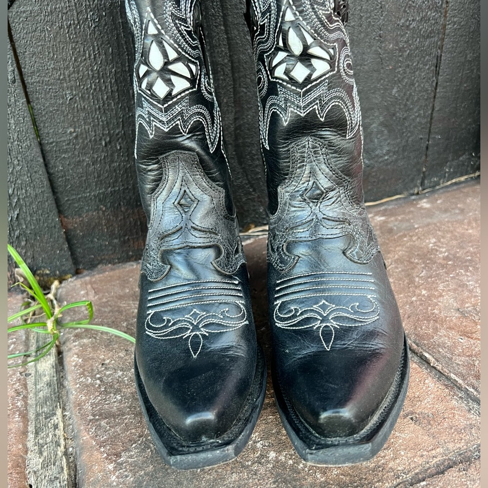 Stylish Black and White Western Heeled Boots - Picture 9 of 16